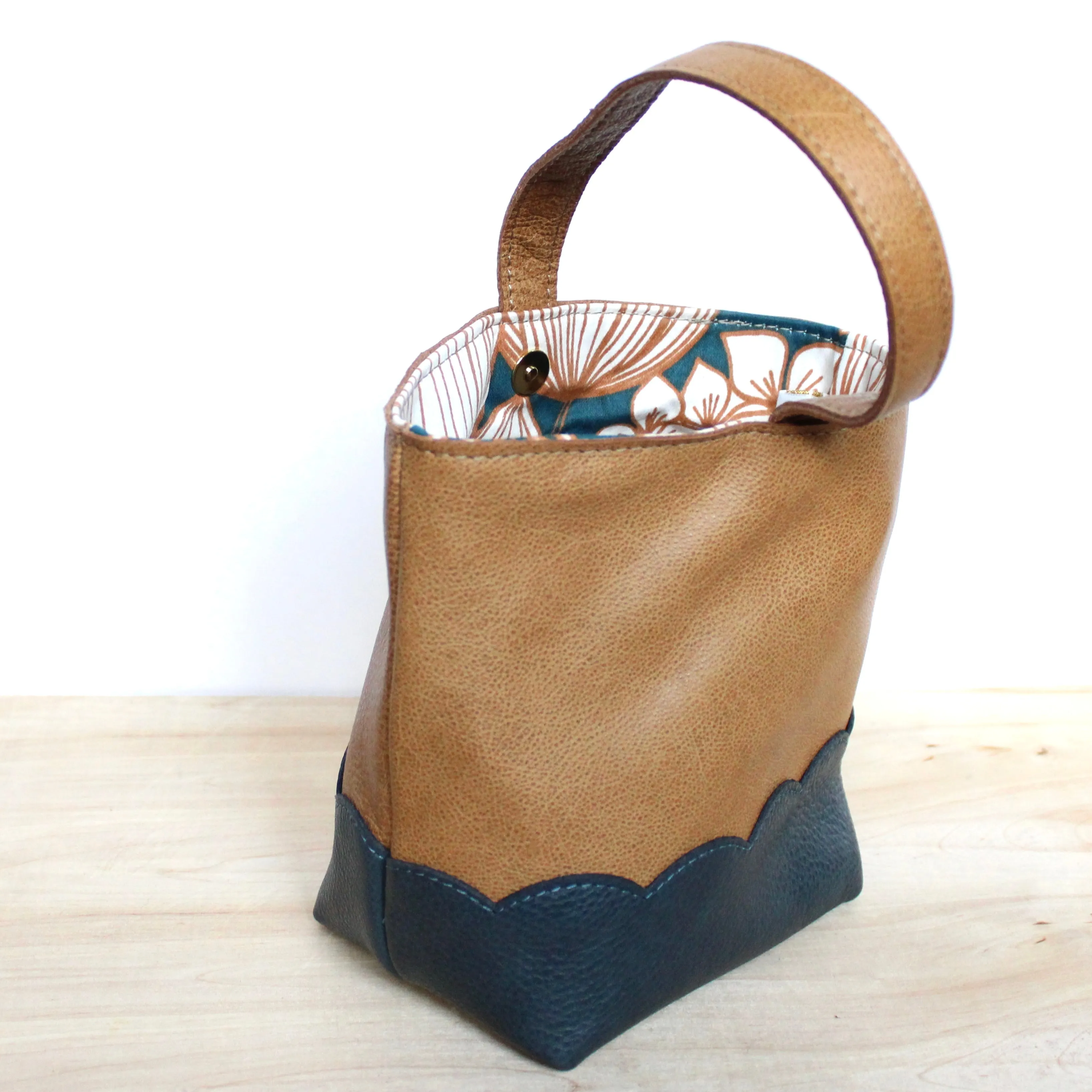 scalloped wristlet: buff tan/pebbled dark stone blue