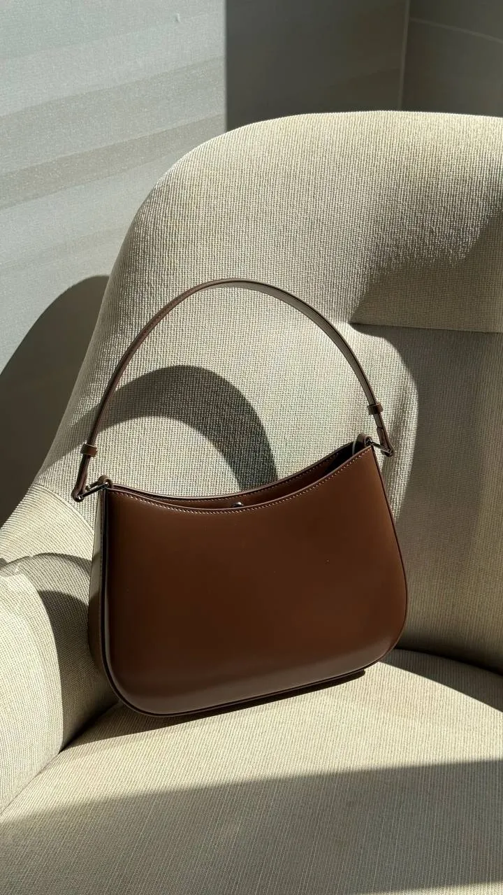 The Elegance Curve — Refined Leather Bag for Timeless Style
