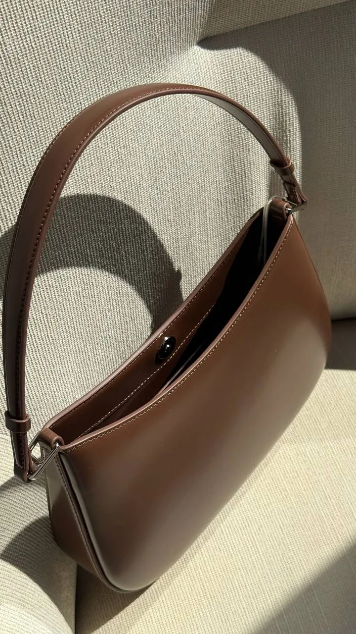 The Elegance Curve — Refined Leather Bag for Timeless Style